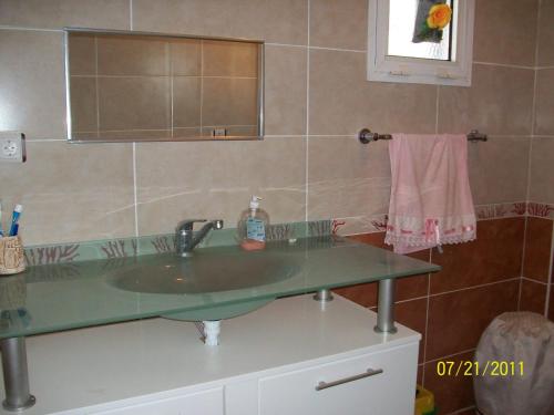 baño con lavabo verde y espejo en Çeşme full eşyalı en Kavak