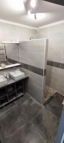 une salle de bain avec deux lavabos et un miroir dans l'établissement Maison de village 2 chambres terrasse et garage, à Saint-Paul-de-Fenouillet