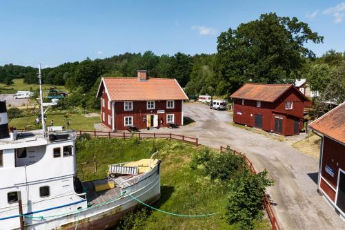 a boat sitting on the grass in front of a house at Skeppsdockans Vandrarhem in Söderköping