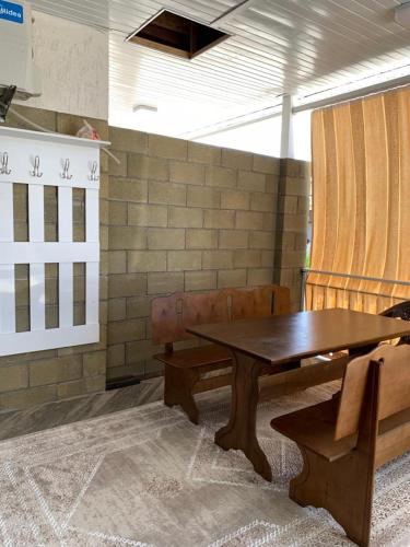 Chok-Tal的住宿－Palm beach，一间带木桌和长凳的用餐室