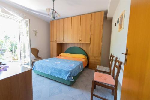1 dormitorio pequeño con 1 cama y cocina en Appartanvilla con giardino terrazzo e parcheggio privato, en Mascali