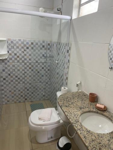 a bathroom with a toilet and a sink at Pousada Sitio Parque dos Lençóis in Barreirinhas
