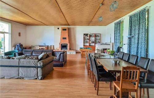 ein Wohnzimmer mit einem Sofa, einem Tisch und Stühlen in der Unterkunft Awesome Home In Suleczyno With Kitchen in Sulęczyno