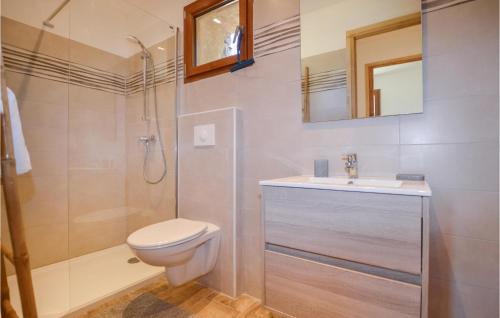 uma casa de banho com um WC, um lavatório e um chuveiro em Beautiful Home In Feliceto With Wifi em Feliceto