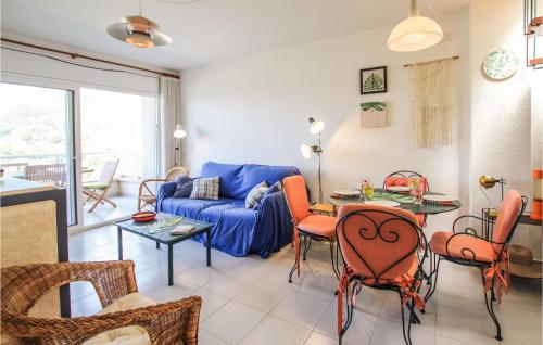 Una sala de estar con un sofá, una mesa y sillas. en Cozy Apartment In L'estartit With Wifi, en L'Estartit