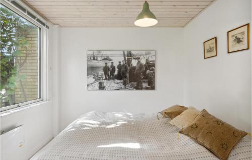 een bed in een kamer met een foto aan de muur bij Beautiful Home In Skagen With Wifi in Skagen