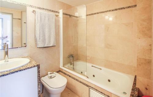 La salle de bains est pourvue de toilettes, d'un lavabo et d'une baignoire. dans l'établissement Cozy Apartment In Lestartit With Wifi, à L'Estartit