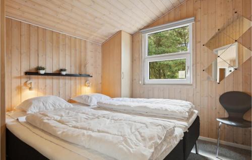 um quarto com 2 camas num quarto com uma janela em Nice Home In Blvand With Wifi em Blåvand