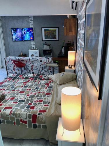 a bedroom with a bed and two lamps in it at Cores de Van Gogh in Governador Celso Ramos