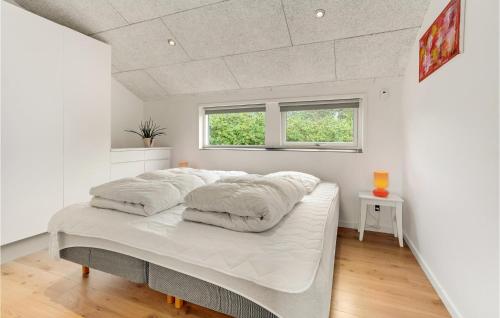1 dormitorio con 1 cama con 2 almohadas en Lovely Home In Hjrring With Kitchen, en Vester Vidstrup