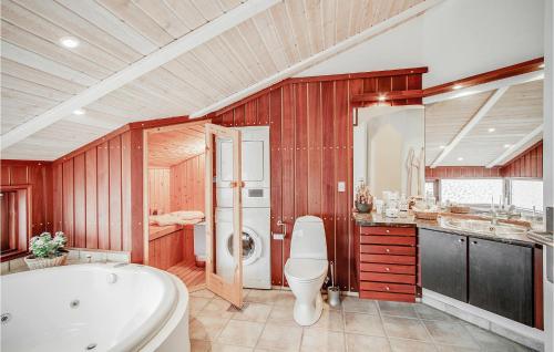 uma casa de banho com uma banheira, um WC e um lavatório. em Gorgeous Home In Blokhus With Wifi em Blokhus