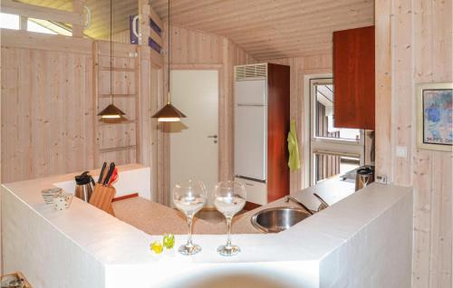 Grønhøjにある3 Bedroom Nice Home In Lkkenのキッチンのカウンターに座るワイングラス2杯