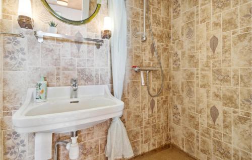 W łazience znajduje się umywalka i prysznic. w obiekcie Beautiful Home In Hejls With House Sea View w mieście Hejls