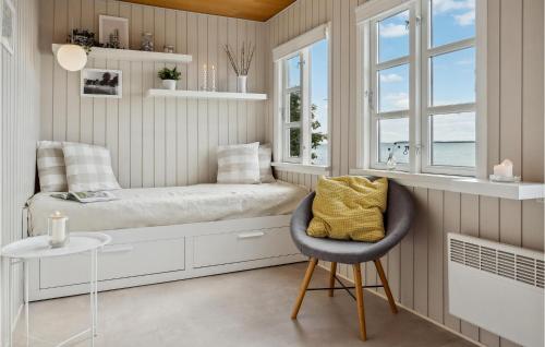 sypialnia z łóżkiem, krzesłem i oknem w obiekcie Beautiful Home In Hejls With House Sea View w mieście Hejls