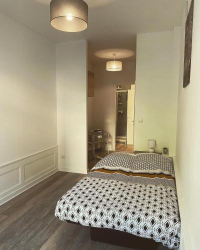 1 dormitorio con 2 camas en una habitación en Hôtel Particulier Morez en Morez