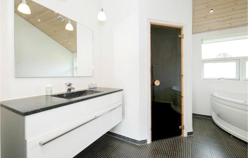 ロンストラップにあるStunning Home In Hjrring With 4 Bedrooms, Sauna And Wifiのバスルーム(シンク、バスタブ、トイレ付)