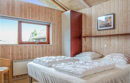 En eller flere senge i et værelse på 3 Bedroom Pet Friendly Home In Blokhus