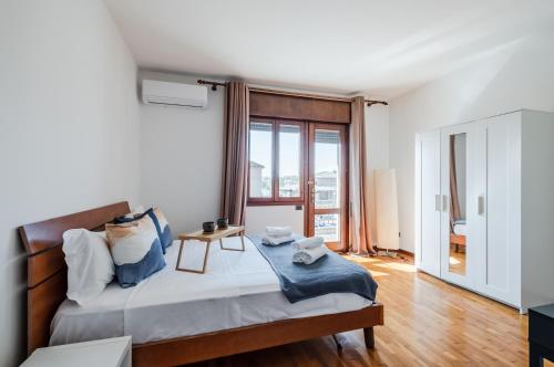 a bedroom with a bed and a large window at San Vincenzo Apartment 3 Vigonza in Vigonza