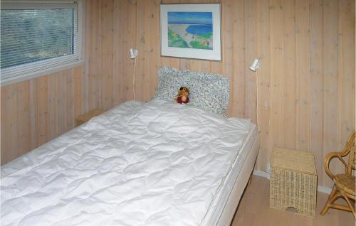 フルシグにある3 Bedroom Nice Home In Skagenのベッド(テディベア付)