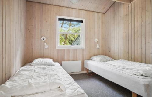 Torup Strandにある4 Bedroom Amazing Home In Fjerritslevの窓付きの部屋 ベッド2台