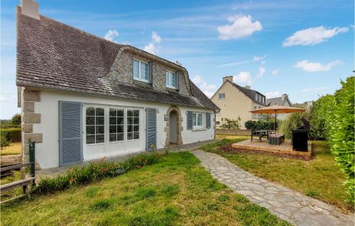 モルレーにあるGorgeous Home In Morlaix With Kitchenの庭園とパティオ付きの家