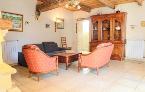 un salon avec un canapé, une table et des chaises dans l'établissement Stunning Home In Rochefort-Du-Gard, à Rochefort-du-Gard