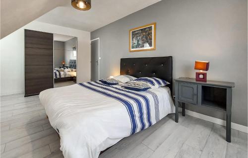 1 dormitorio con 1 cama grande con mesita de noche y 1 cama sidx sidx sidx sidx en Gorgeous Home In Morlaix With Kitchen en Morlaix