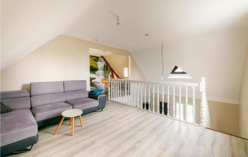 ein Wohnzimmer mit einem Sofa und einem Tisch in der Unterkunft Amazing Home In Jou Les Tours With Kitchen in Joue-les-Tours