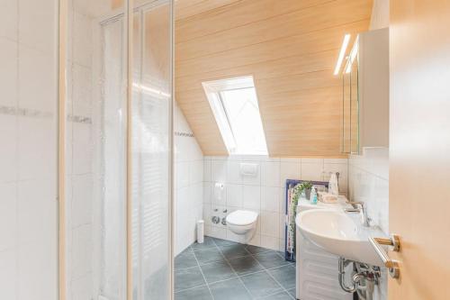 a bathroom with a toilet and a sink and a skylight at G03 große 8er Maisonette Wohnung - ideal für Teams und Monteure - Self Check-In in Gäufelden