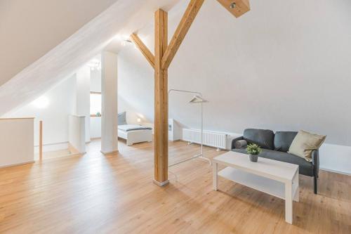 a living room with a couch and a table at G03 große 8er Maisonette Wohnung - ideal für Teams und Monteure - Self Check-In in Gäufelden