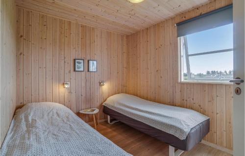 洛肯的住宿－Cozy Home In Lkken With Wifi，一间卧室设有两张床和窗户。