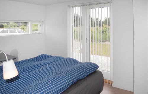 Brovstにある3 Bedroom Beautiful Home In Brovstのベッドルーム1室(ベッド1台付)、スライド式ガラスドアが備わります。