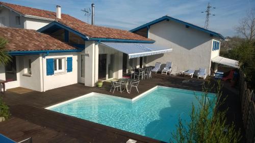 une piscine devant une maison dans l'établissement Maison de Vacances, Piscine et Spa, à Bidart