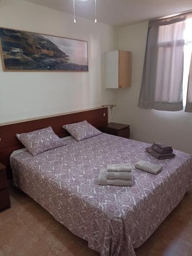 a bedroom with a bed with two towels on it at Kiki vivienda Bed & breakfast in San Isidro