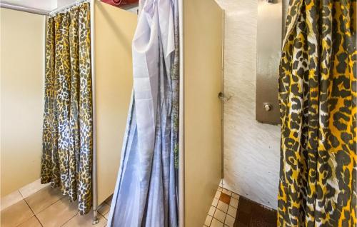 um armário com cortinas num quarto com uma porta em Cozy Home In Ljungby With Kitchen em Ljungby