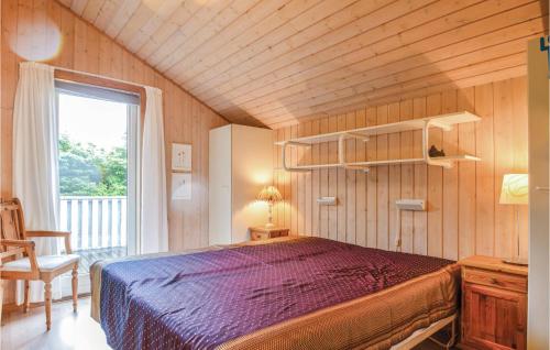 ロッケンにあるNice Home In Lkken With Kitchenのベッドルーム(紫色のベッド1台、窓付)