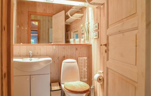 ロッケンにあるStunning Home In Lkken With 4 Bedrooms, Wifi And Indoor Swimming Poolのバスルーム(トイレ、洗面台、鏡付)