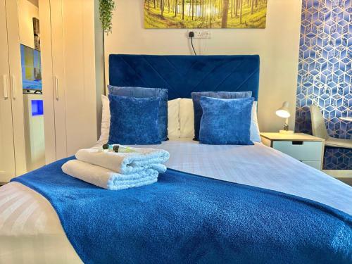 Voodi või voodid majutusasutuse Cozy Downtown Retreat - Central Apartment with Short Walk to Beach toas