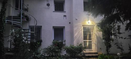 un edificio blanco con una luz en el costado en Anna's Guesthouse, en Cluj-Napoca