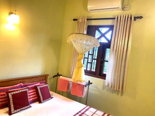 Jayalath Homestay and Apartments في غالي: غرفة نوم بسرير ونافذة