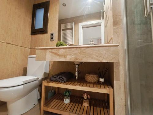 uma casa de banho com um WC, um lavatório e um chuveiro em Private Room Gothic Quarter em Barcelona