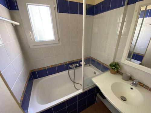 une salle de bain avec une baignoire, un lavabo et une douche dans l'établissement Appartement T3 belle terrasse avec vue sur le port de la Coudouliere, à Six-Fours-les-Plages