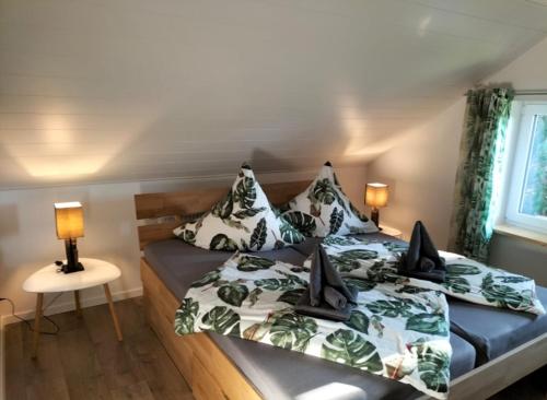 dos camas en una habitación pequeña con dos lámparas en Ferienhaus Lina, en Siegmundsburg