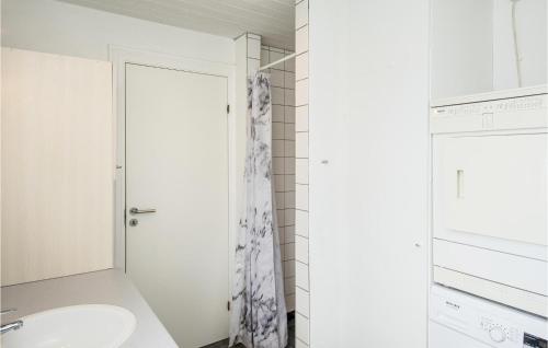 ブロックフスにあるNice Home In Blokhus With Saunaの白いバスルーム(シンク、シャワー付)