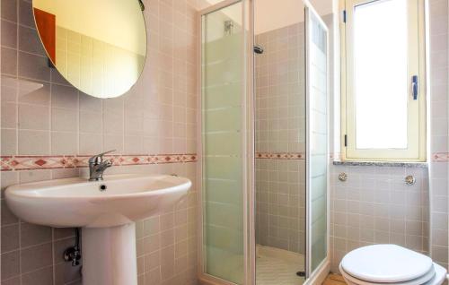 ein Bad mit einem Waschbecken und einer Dusche in der Unterkunft Awesome Apartment In Isca Marina With Kitchen in Badolato