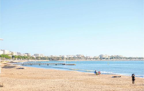 un groupe de personnes sur une plage près de l'eau dans l'établissement 1 Bedroom Awesome Apartment In Cannes, à Cannes