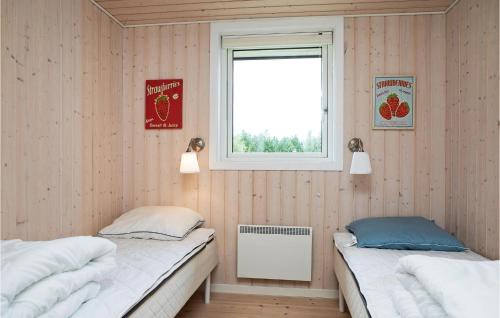 2 camas individuais num quarto com uma janela em Nice Home In Pandrup With 3 Bedrooms And Wifi em Rødhus