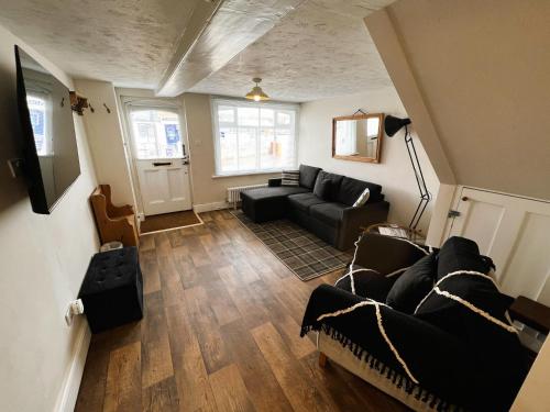 uma vista superior de uma sala de estar com um sofá em Bell Cottage em Cowes