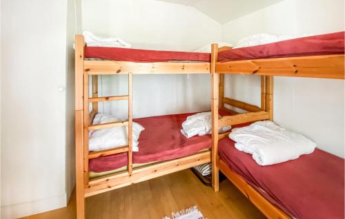 sypialnia z 2 łóżkami piętrowymi w pokoju w obiekcie Cozy Home In Ljungby With Kitchen w mieście Ljungby