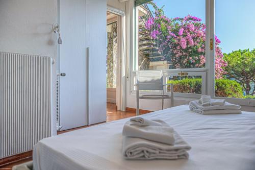 ein Schlafzimmer mit einem Bett mit zwei Handtüchern darauf in der Unterkunft Villa Orchidea by PortofinoHomes in Santa Margherita Ligure